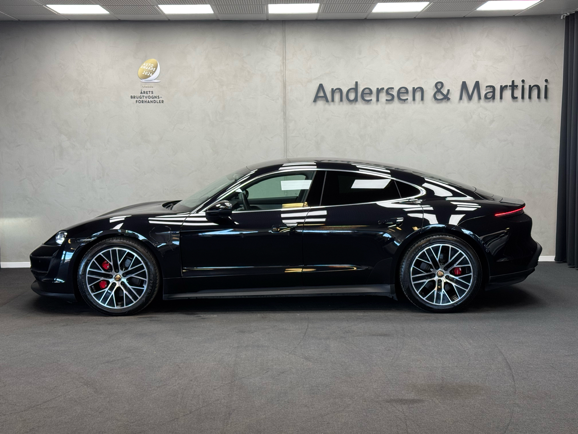 Sort Porsche Taycan fra 2020