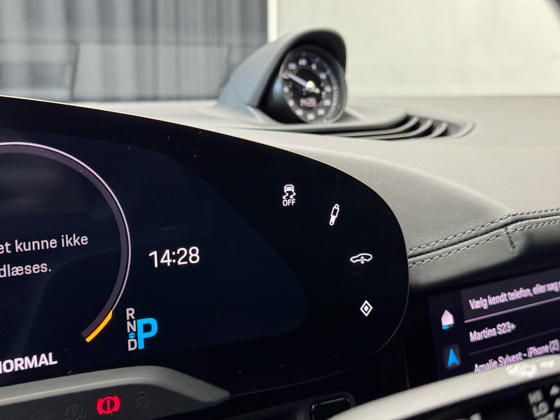 Sort Porsche Taycan fra 2020