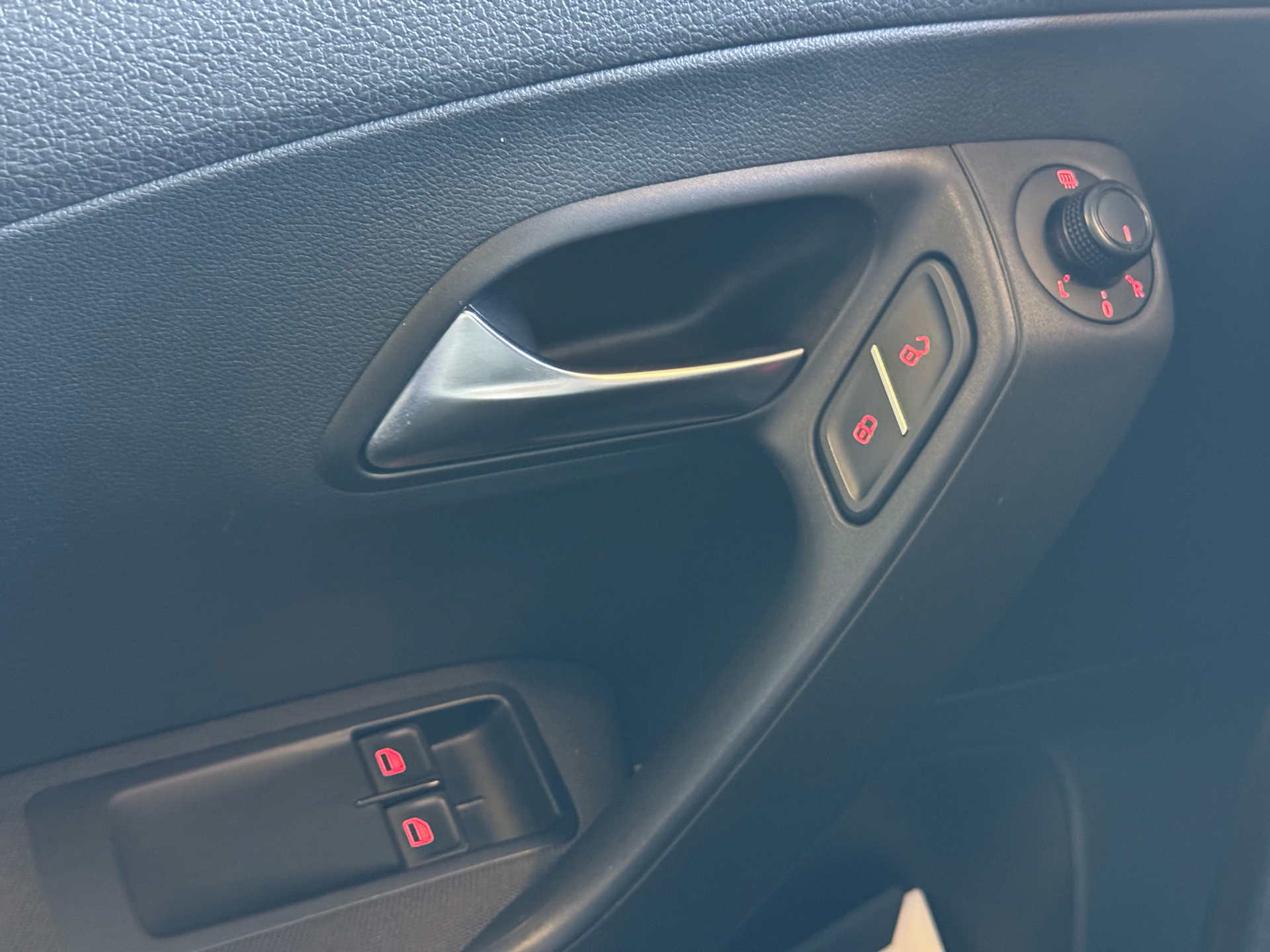 Sølv VW Polo fra 2016 set indefra