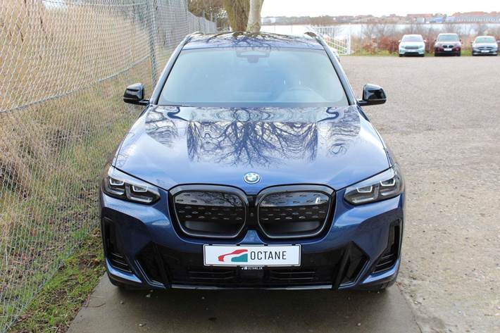 Blå BMW iX3 fra 2022