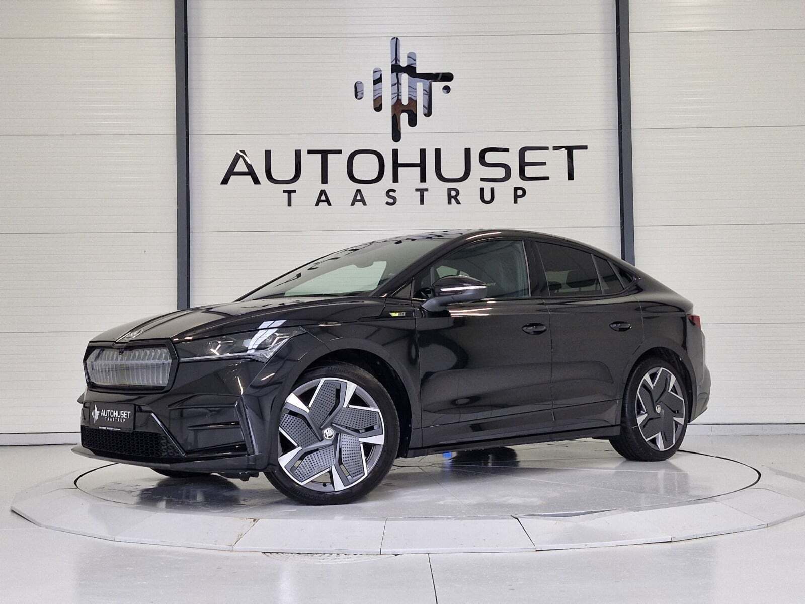 Sort Skoda Enyaq fra 2022 set udefra