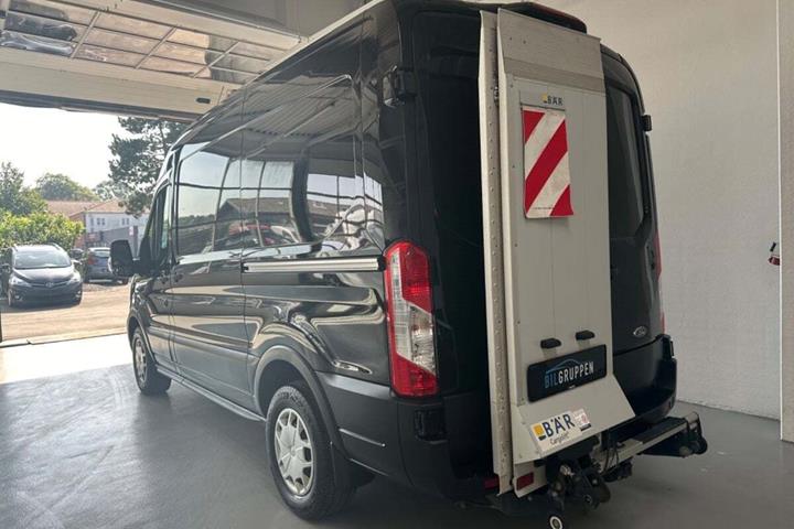 Sort Ford Transit 350 L2 Van fra 2023 set udefra