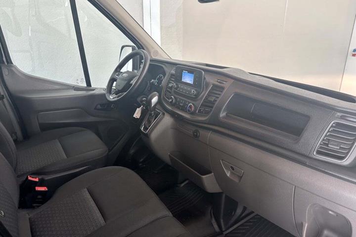 Sort Ford Transit 350 L2 Van fra 2023 set indefra