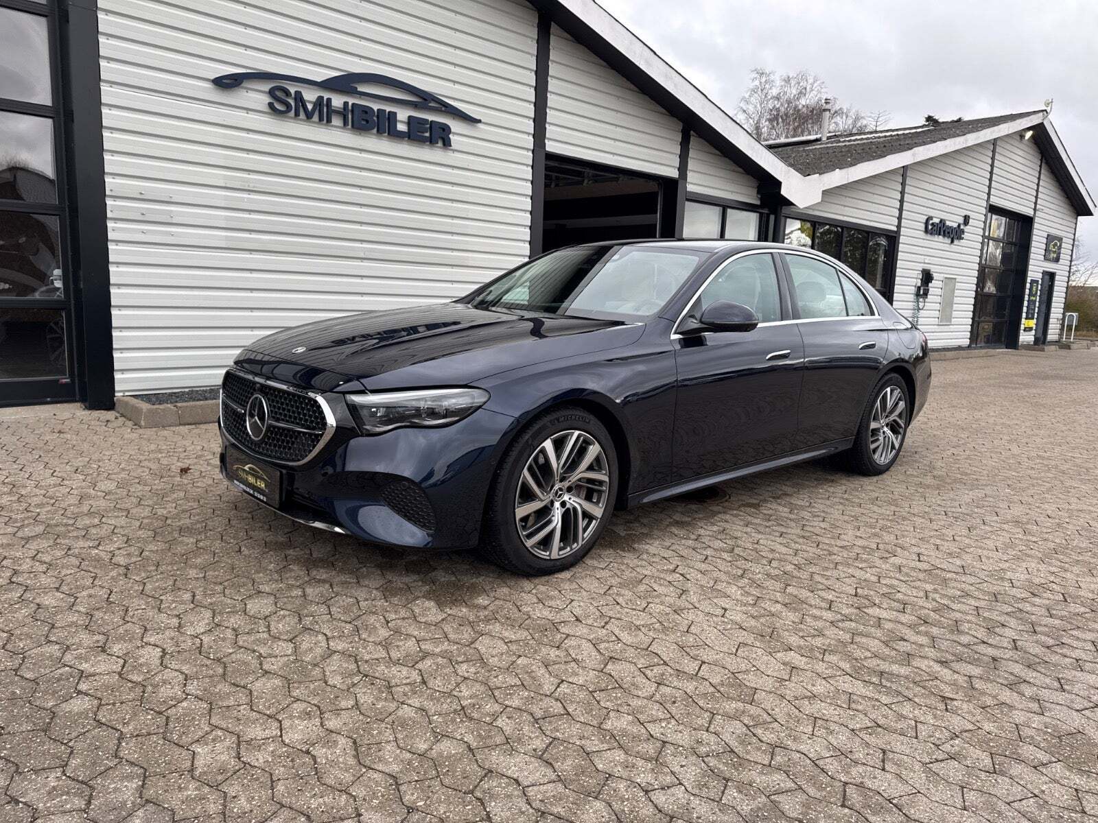 Blå Mercedes E400 e fra 2024 set udefra