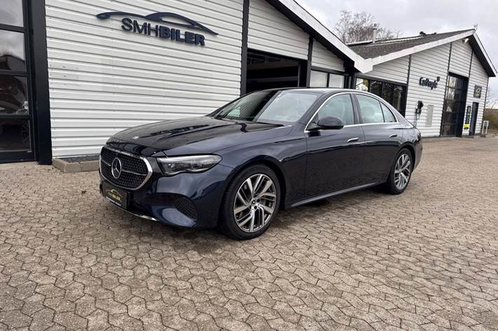 Blå Mercedes E400 e fra 2024 set udefra