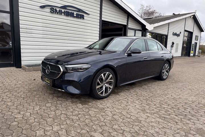 Blå Mercedes E400 e fra 2024 set udefra