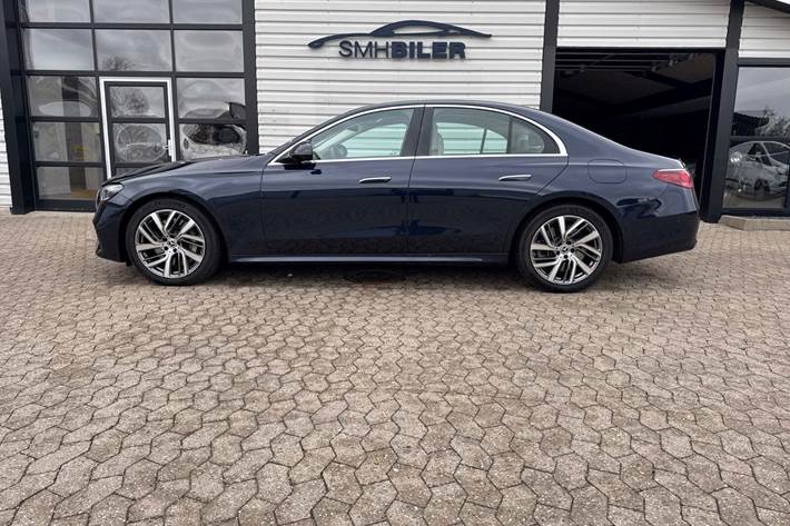 Blå Mercedes E400 e fra 2024