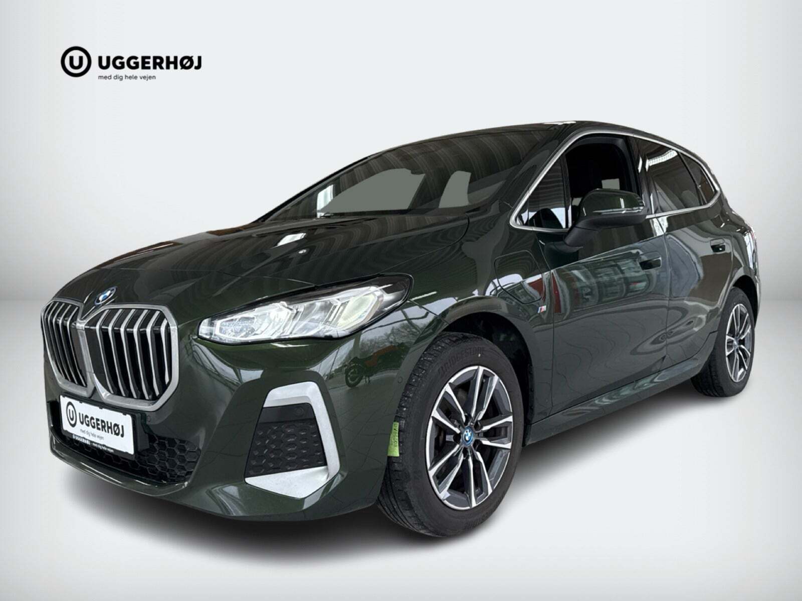 Grøn BMW 225e fra 2023 set udefra