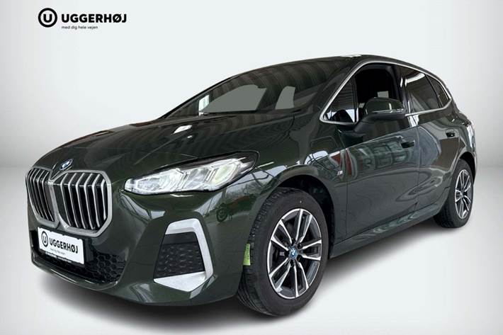 Grøn BMW 225e fra 2023 set udefra