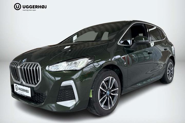 Grøn BMW 225e fra 2023 set udefra