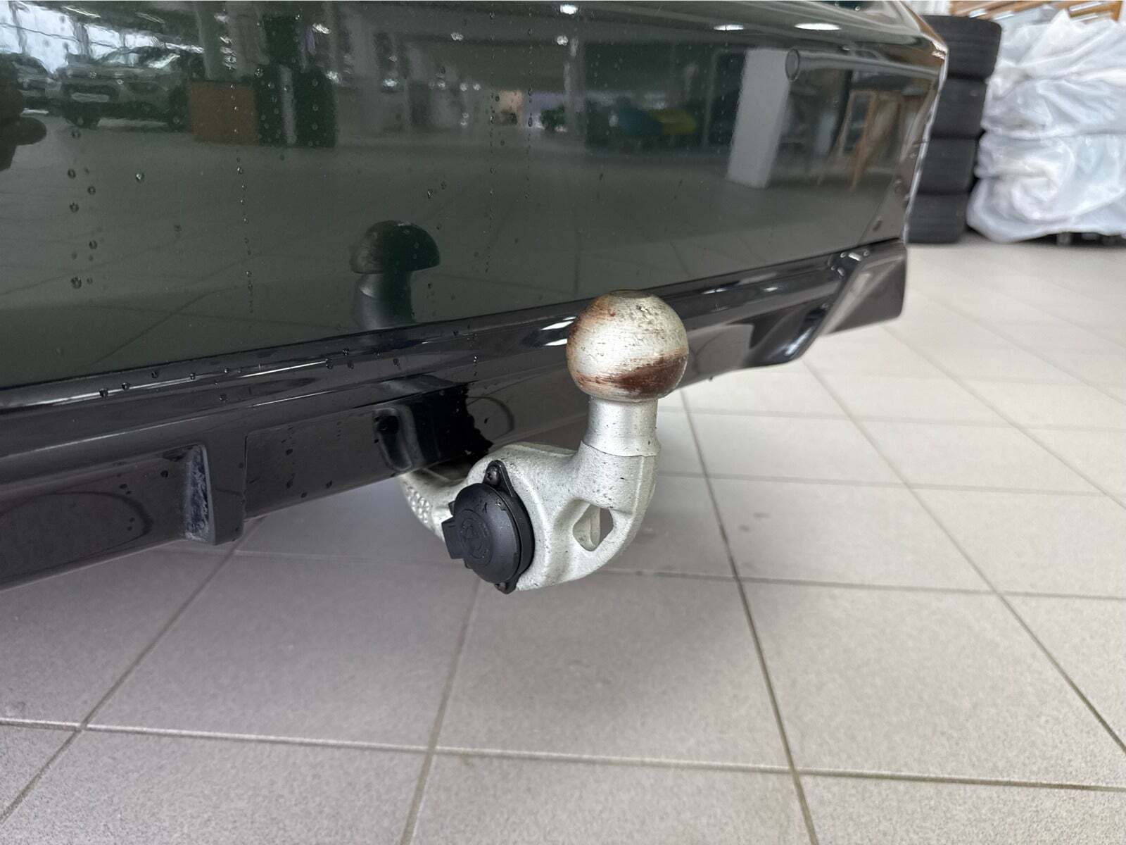 Grøn BMW 225e fra 2023