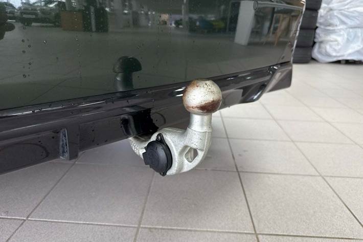 Grøn BMW 225e fra 2023