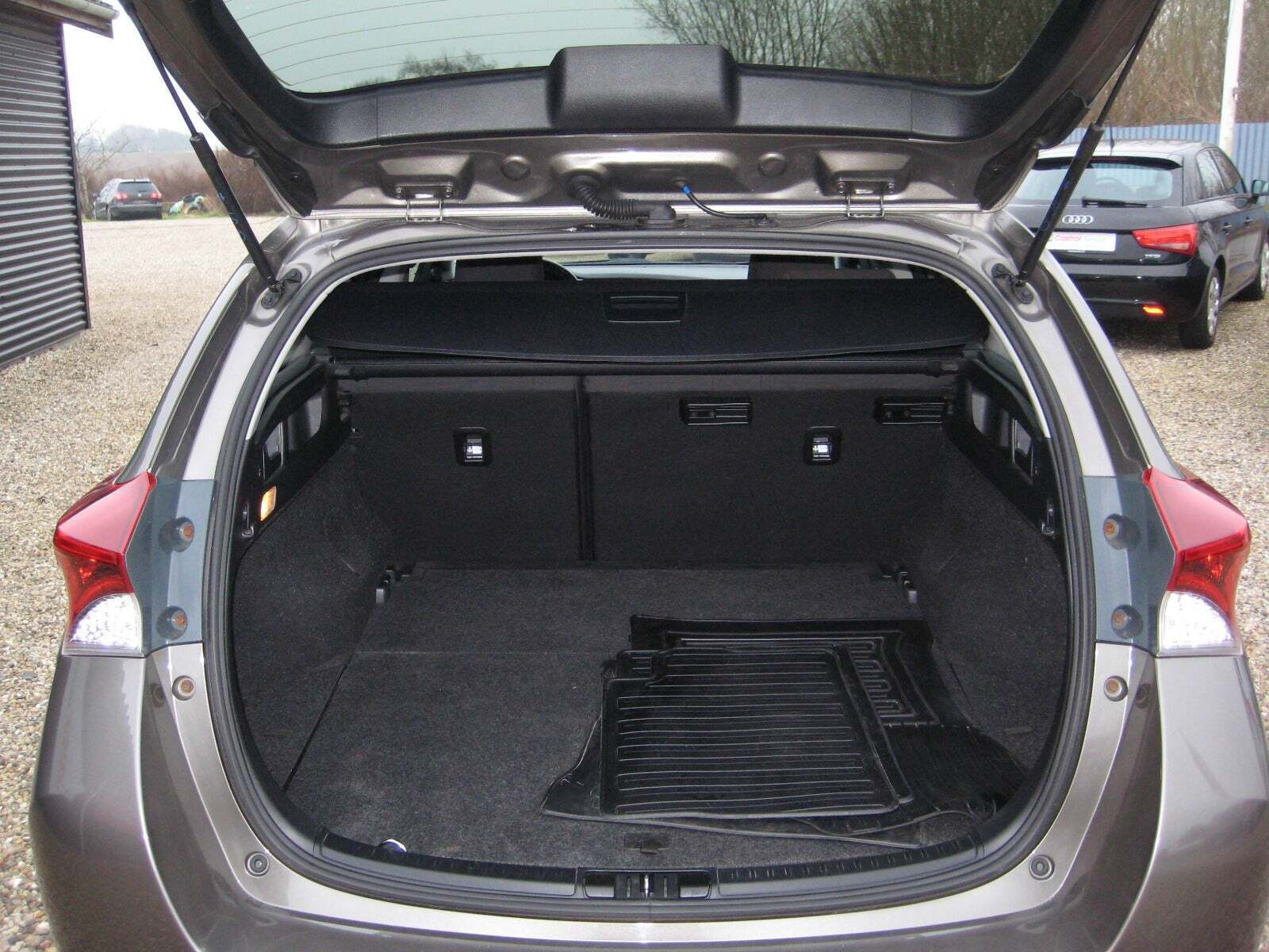 Grå Toyota Auris fra 2015