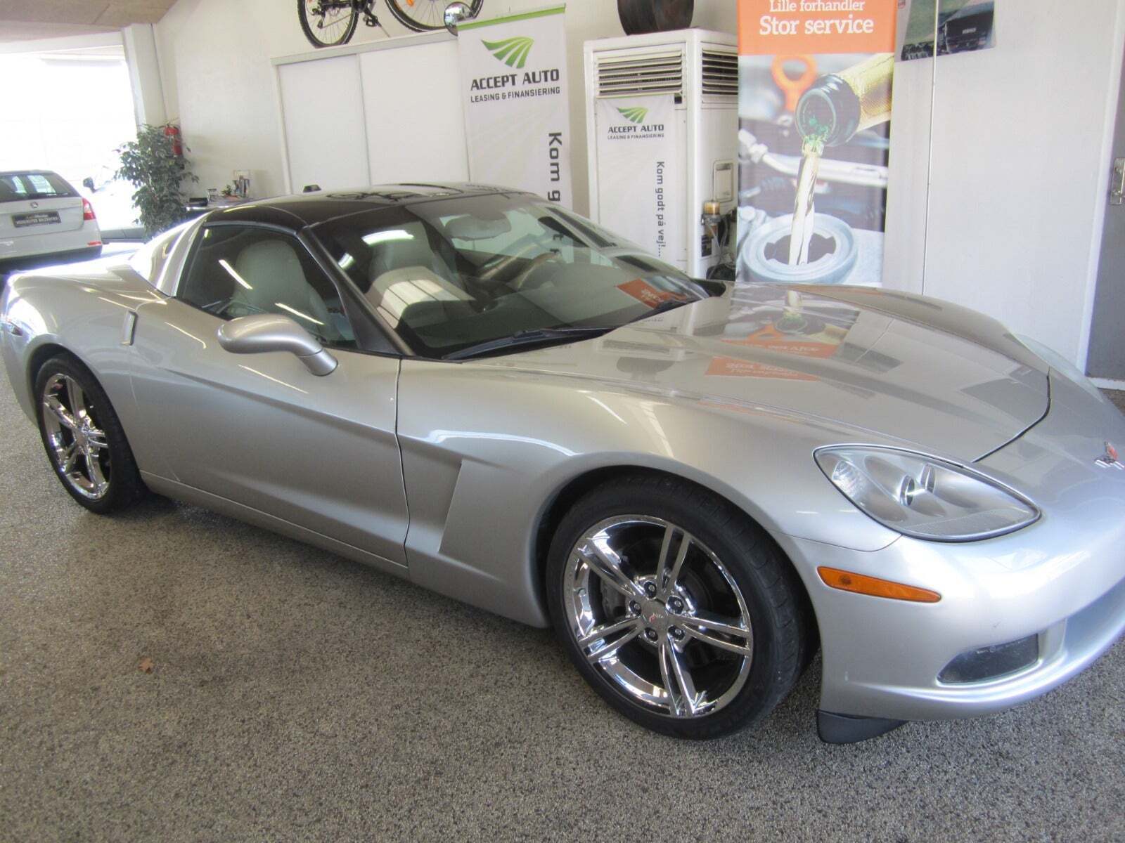 Sølv Corvette C6 fra 2005 set udefra
