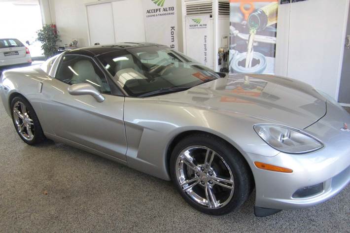 Sølv Corvette C6 fra 2005 set udefra