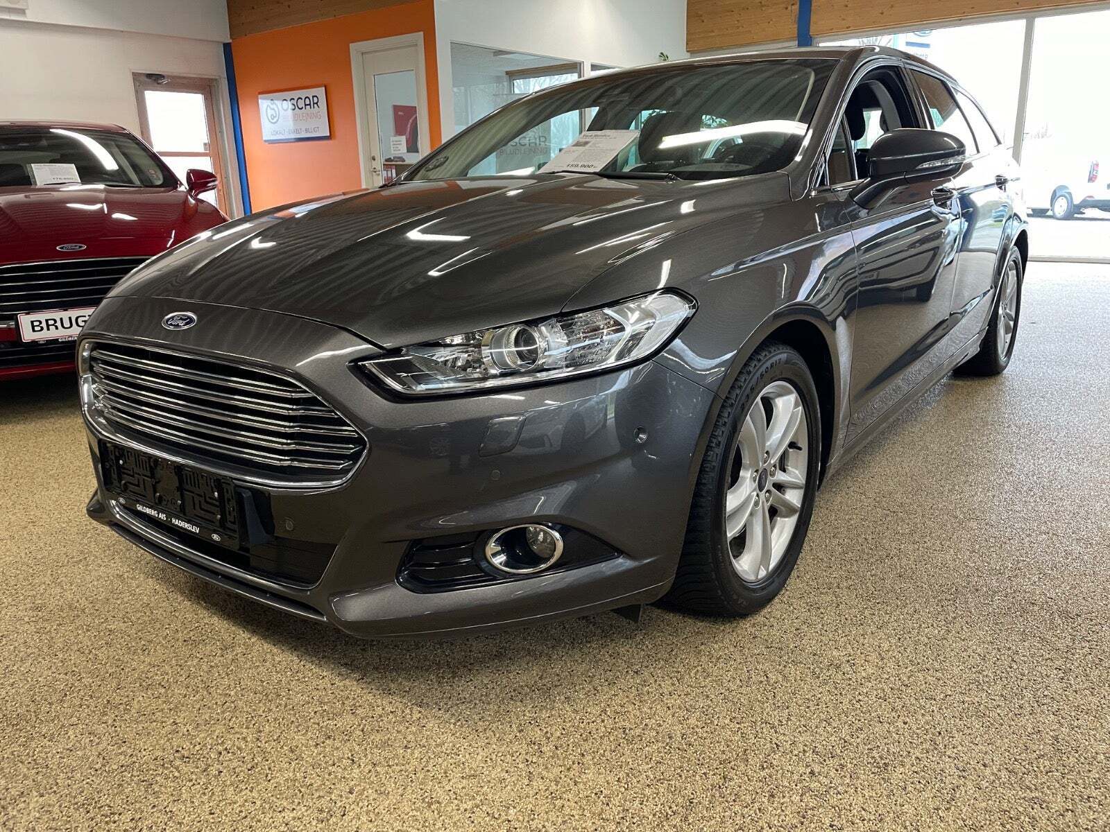 Grå Ford Mondeo fra 2016