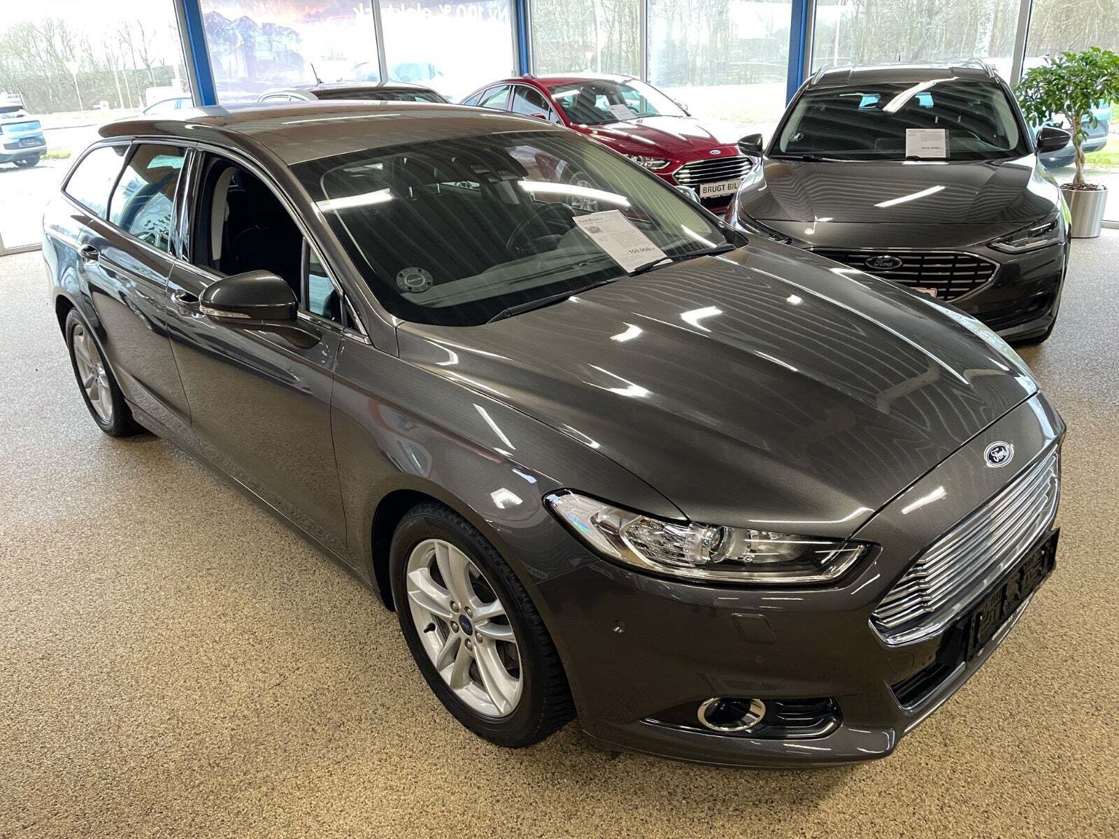 Grå Ford Mondeo fra 2016