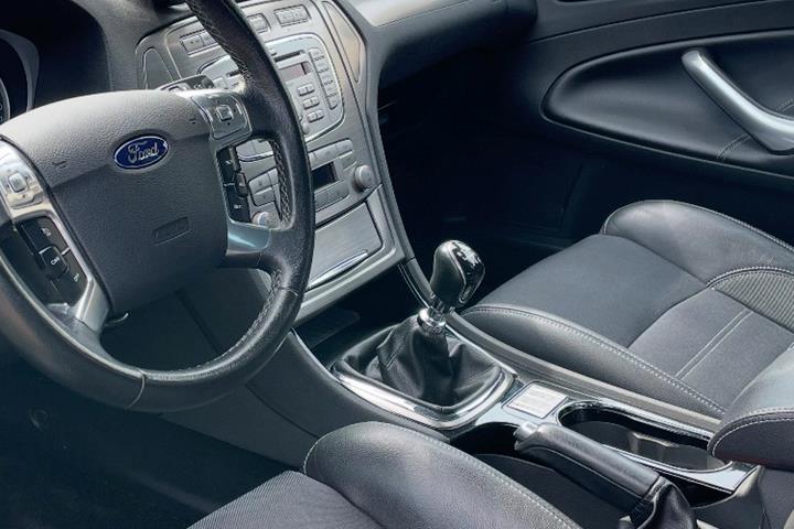 Sort Ford Mondeo fra 2008
