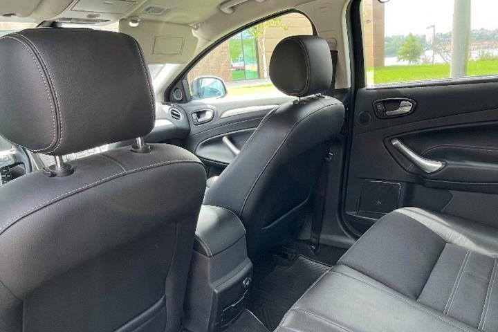 Sort Ford Mondeo fra 2008