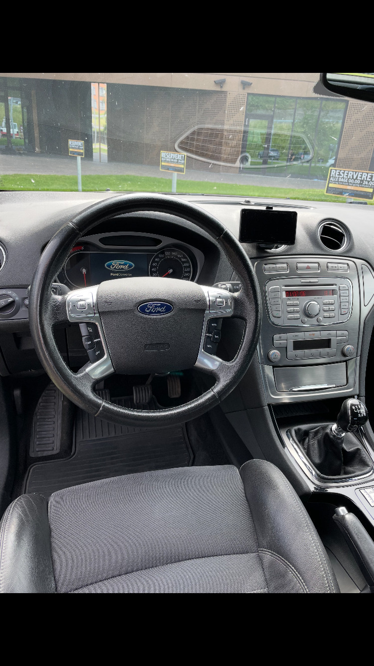 Sort Ford Mondeo fra 2008