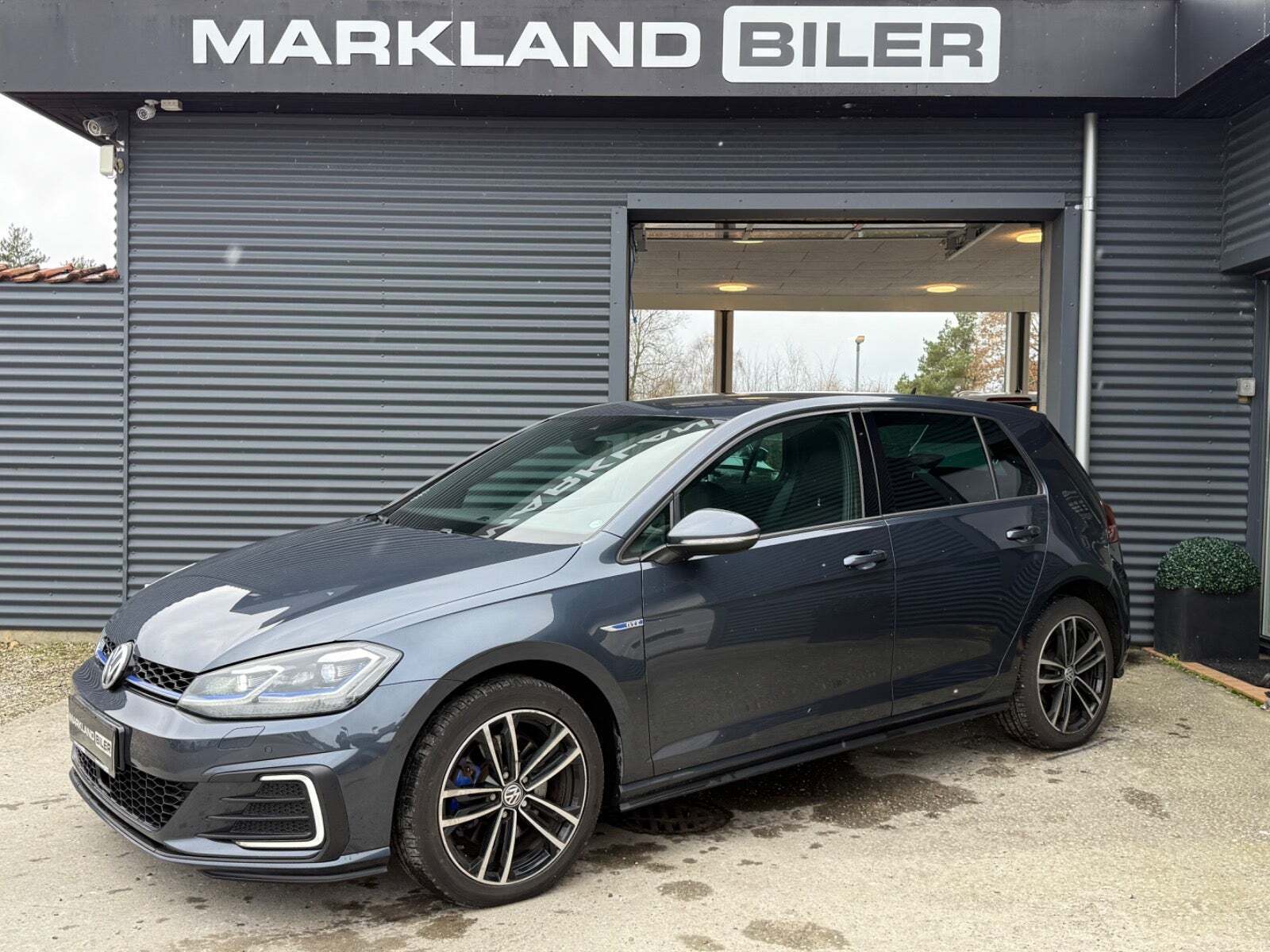Grøn VW Golf VII fra 2018 set udefra
