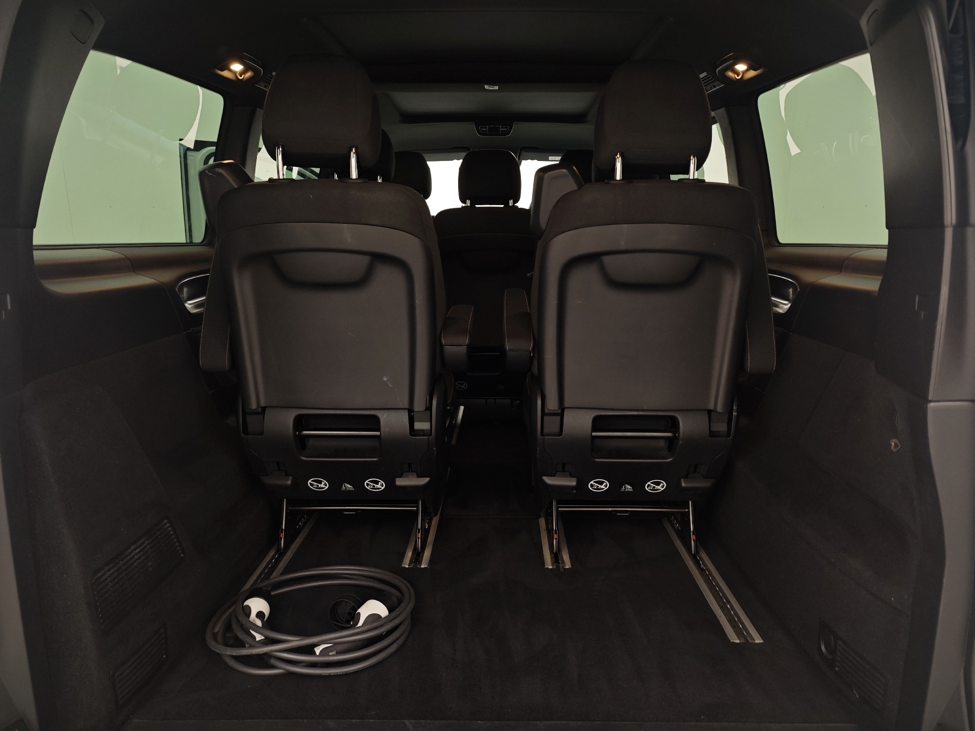 Hvid Mercedes EQV 300 fra 2021