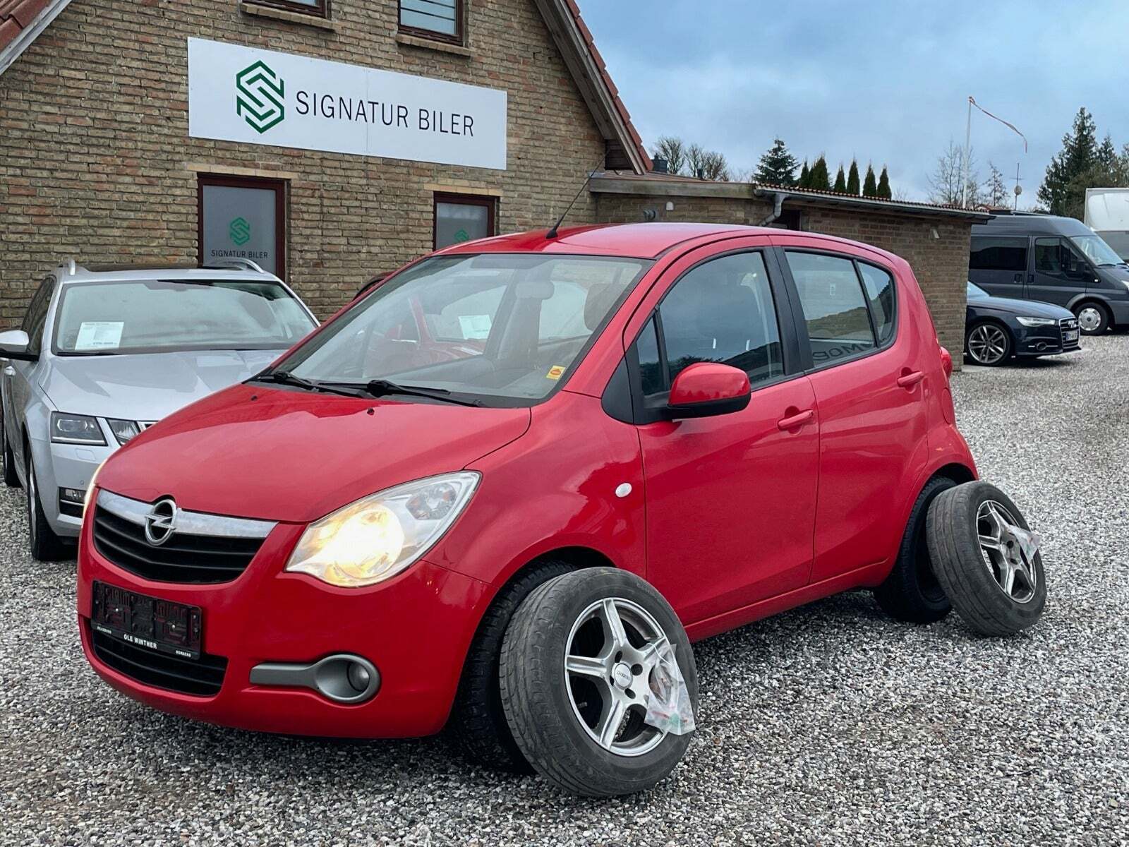 Rød Opel Agila fra 2009 set udefra