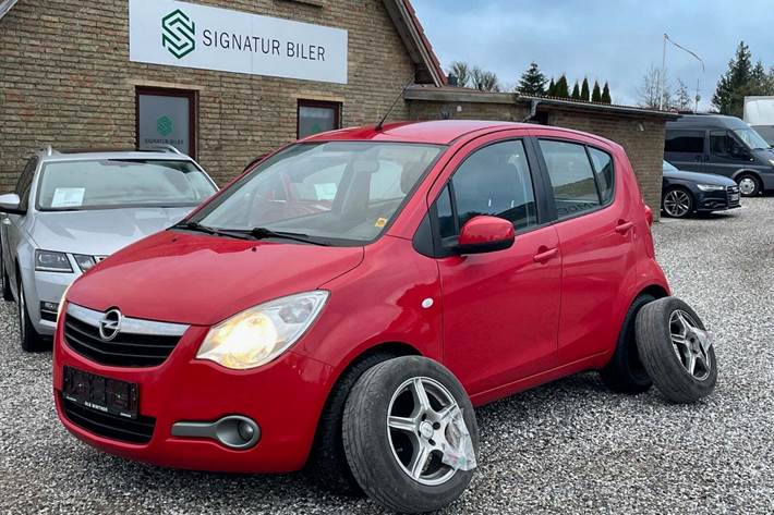 Rød Opel Agila fra 2009 set udefra