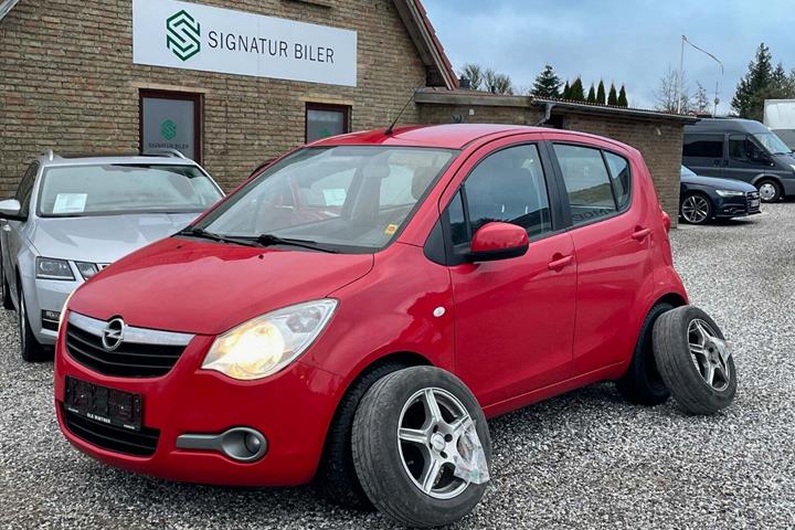Rød Opel Agila fra 2009 set udefra