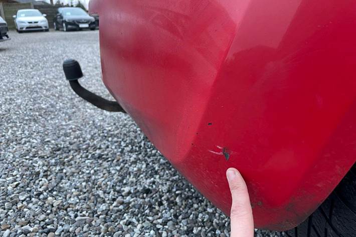 Rød Opel Agila fra 2009 set udefra