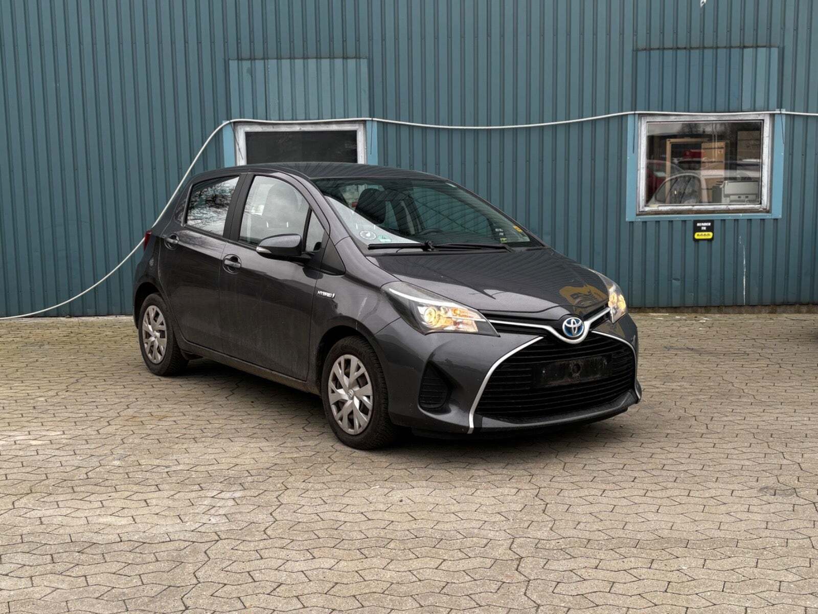 Grå Toyota Yaris fra 2015