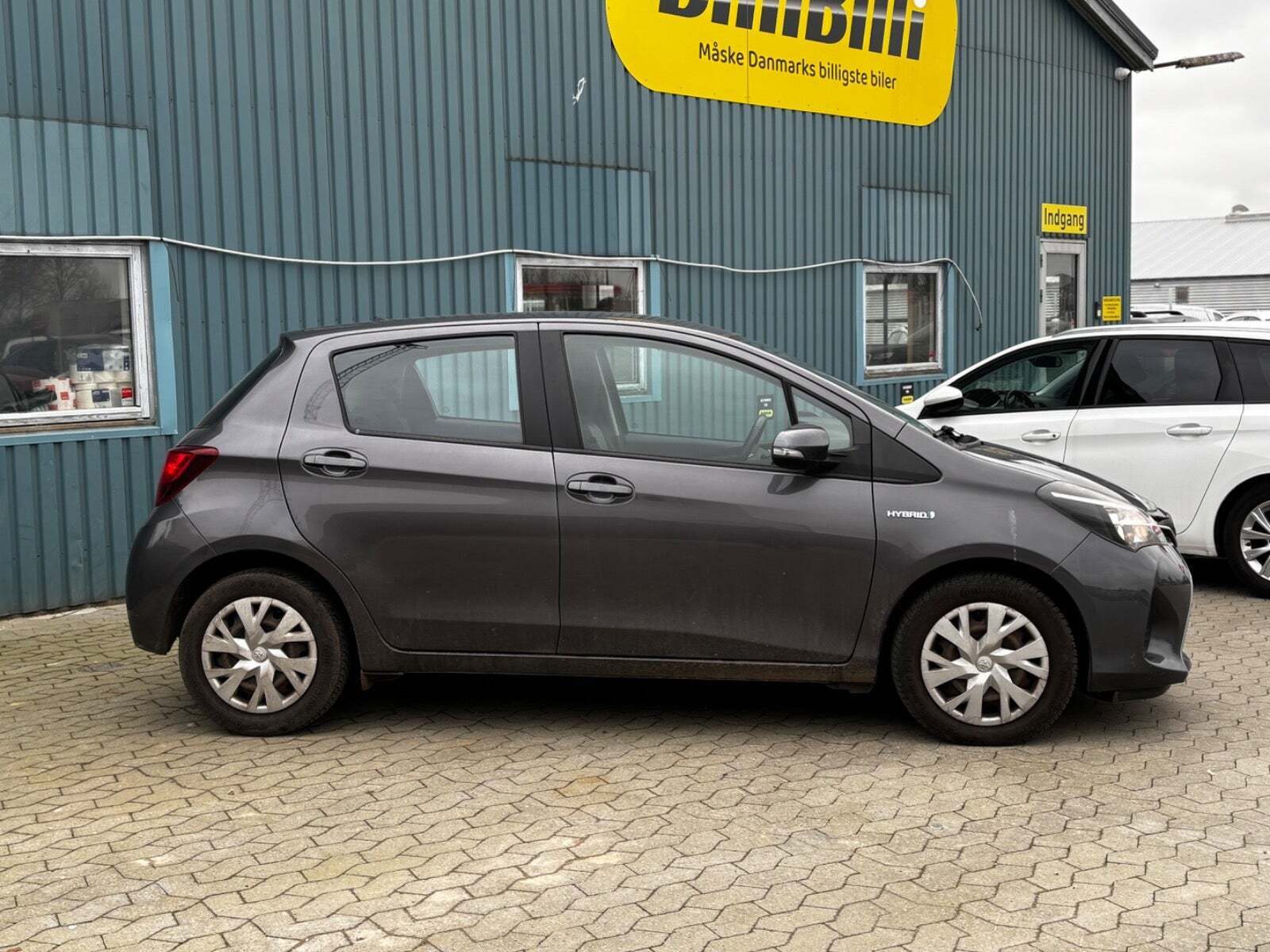 Grå Toyota Yaris fra 2015