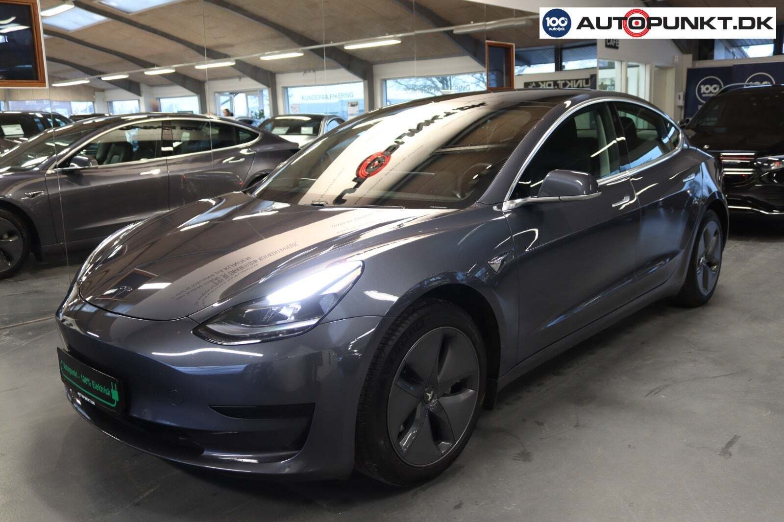Grå Tesla Model 3 fra 2020 set udefra