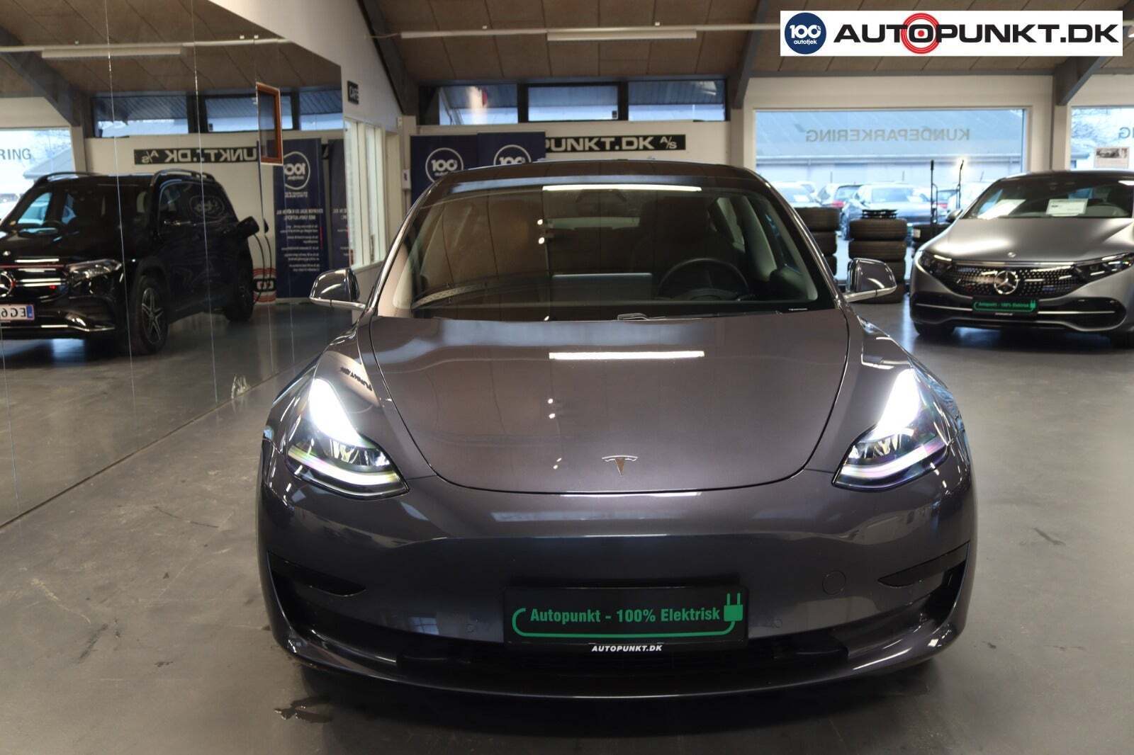 Grå Tesla Model 3 fra 2020
