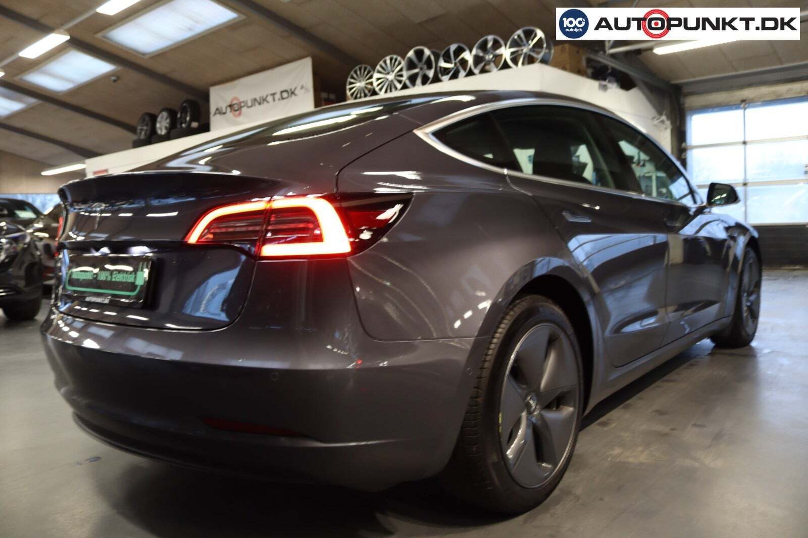 Grå Tesla Model 3 fra 2020