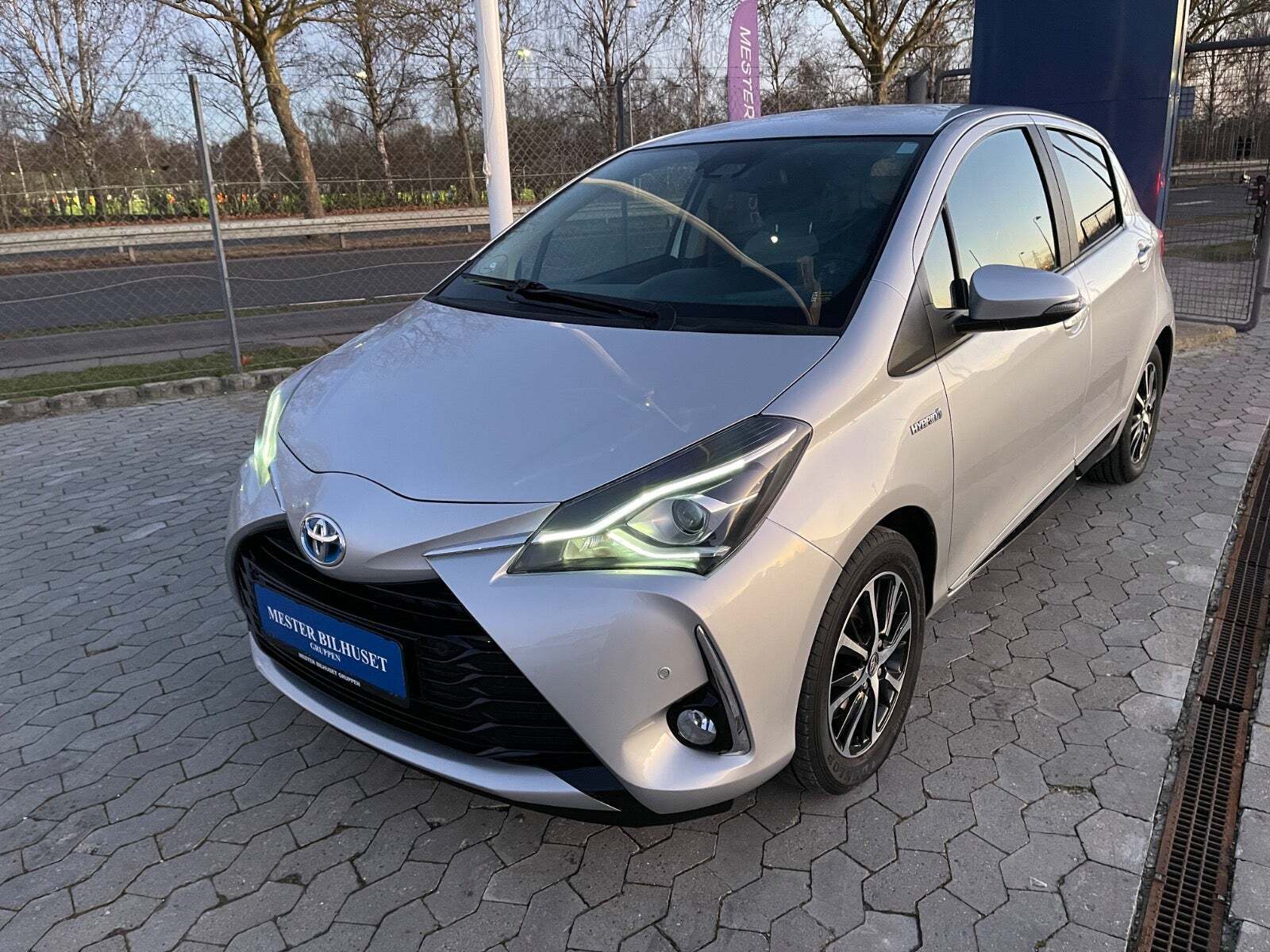 Sølv Toyota Yaris fra 2021 set udefra