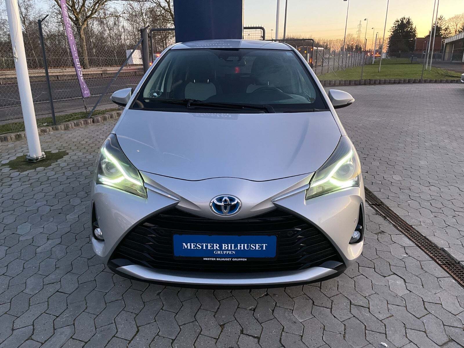 Sølv Toyota Yaris fra 2021