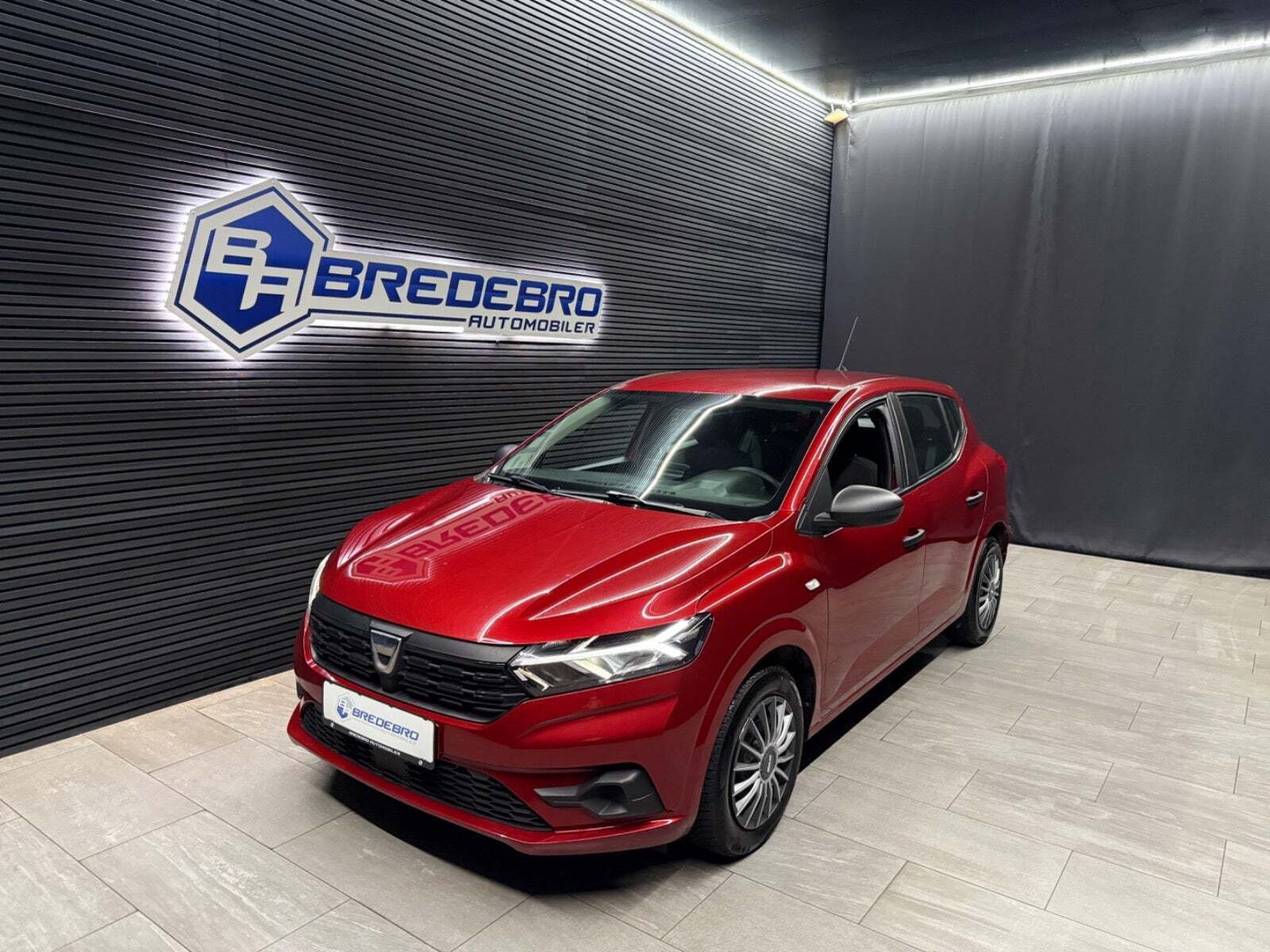 Rød Dacia Sandero fra 2021 set udefra