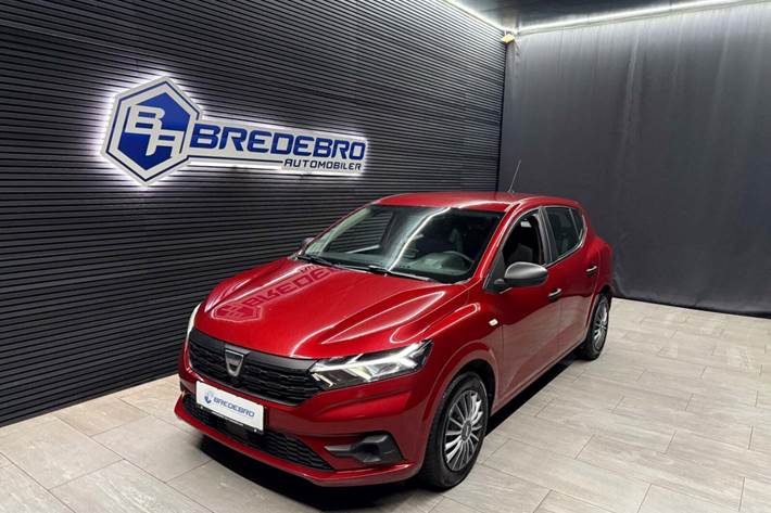Rød Dacia Sandero fra 2021 set udefra