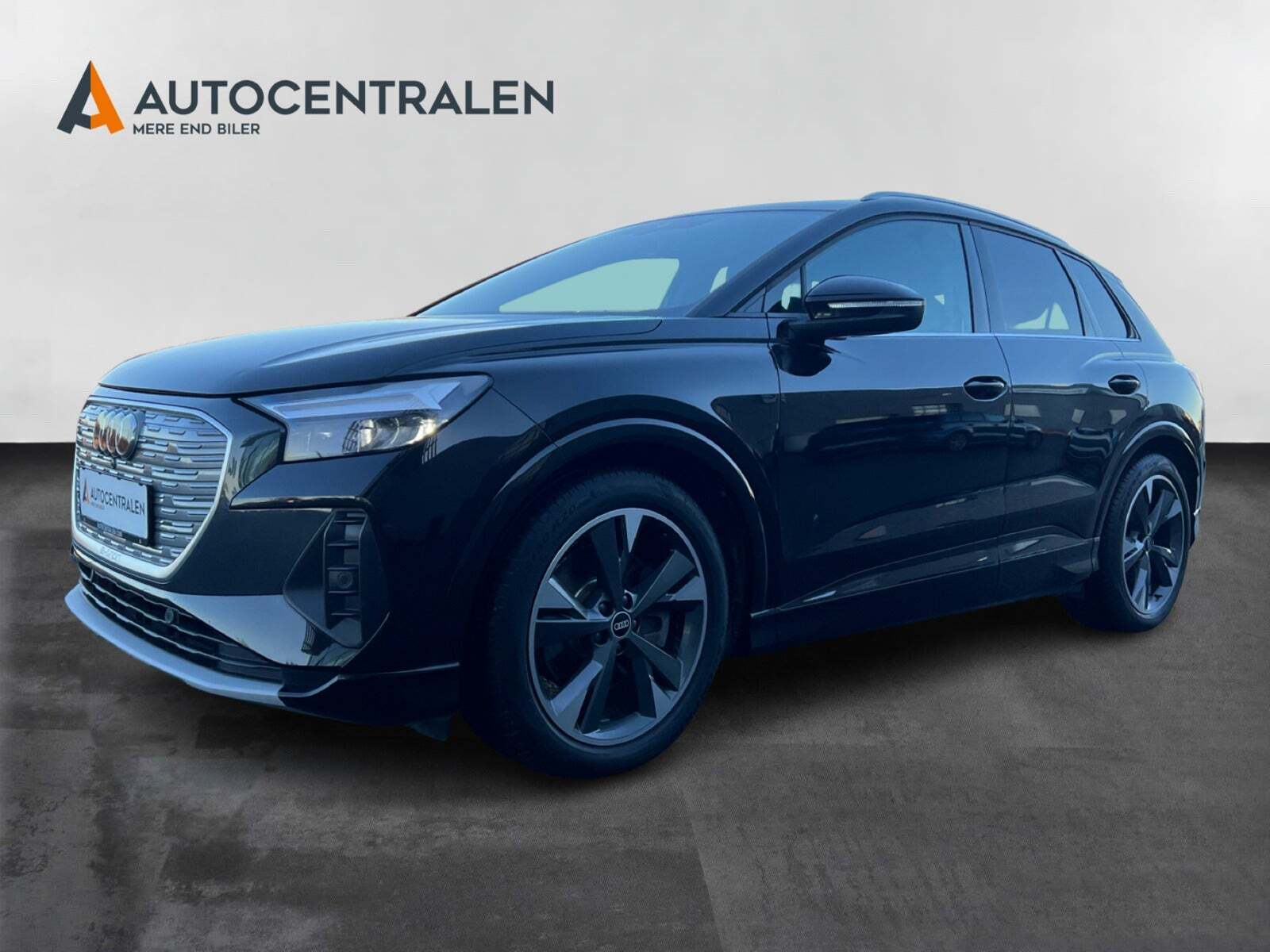 Sort Audi Q4 e-tron fra 2022 set udefra