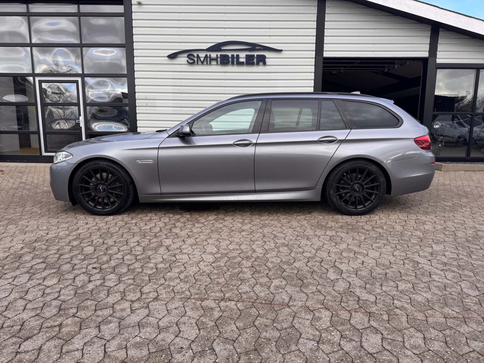 Grå BMW M550d fra 2015