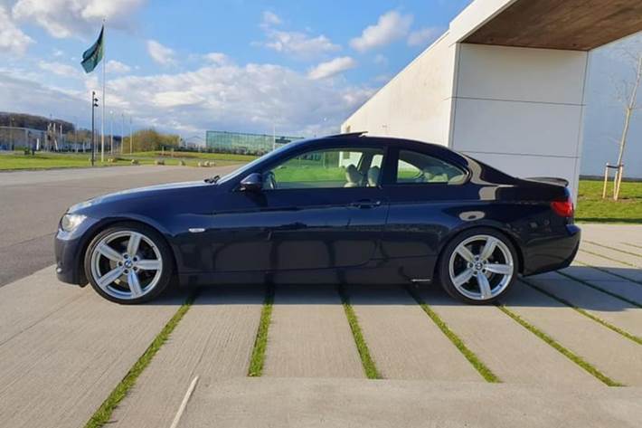 Blå BMW 335i fra 2007