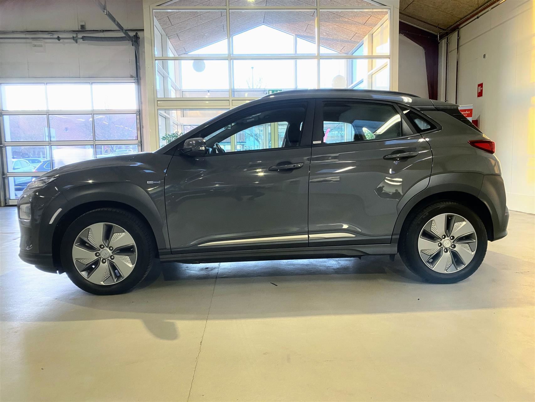 Grå Hyundai Kona fra 2020