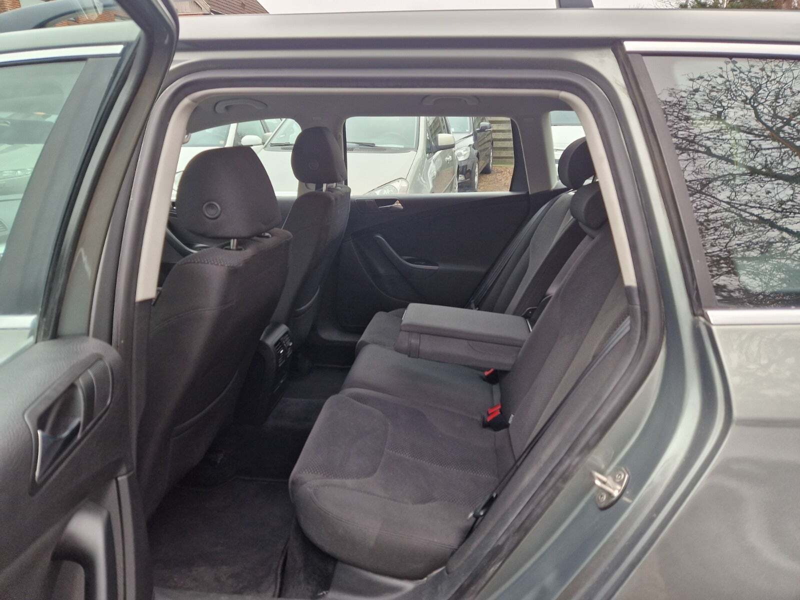 Grå VW Passat fra 2008