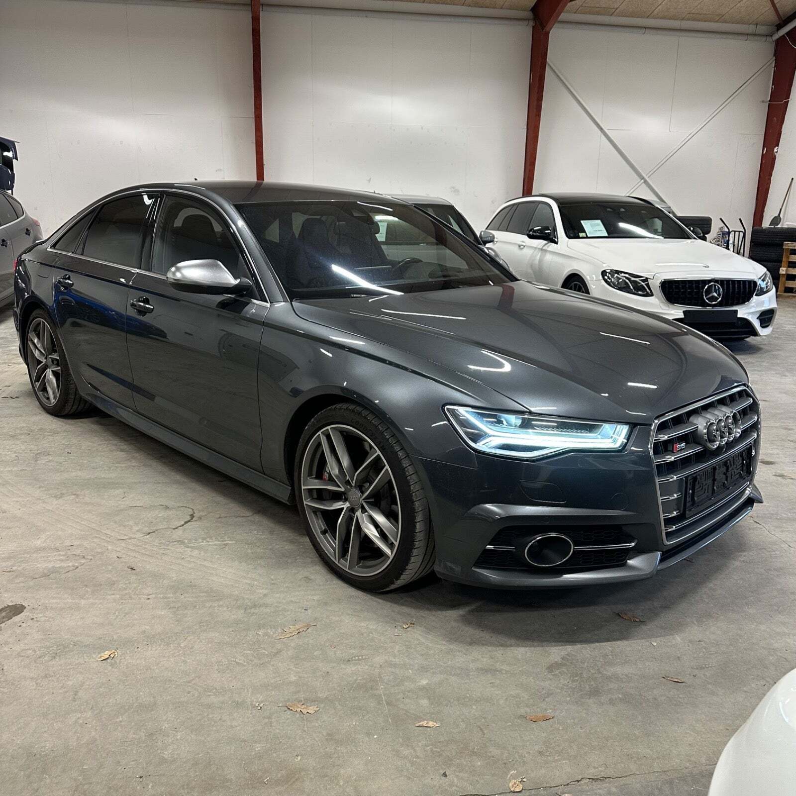Grå Audi S6 fra 2015