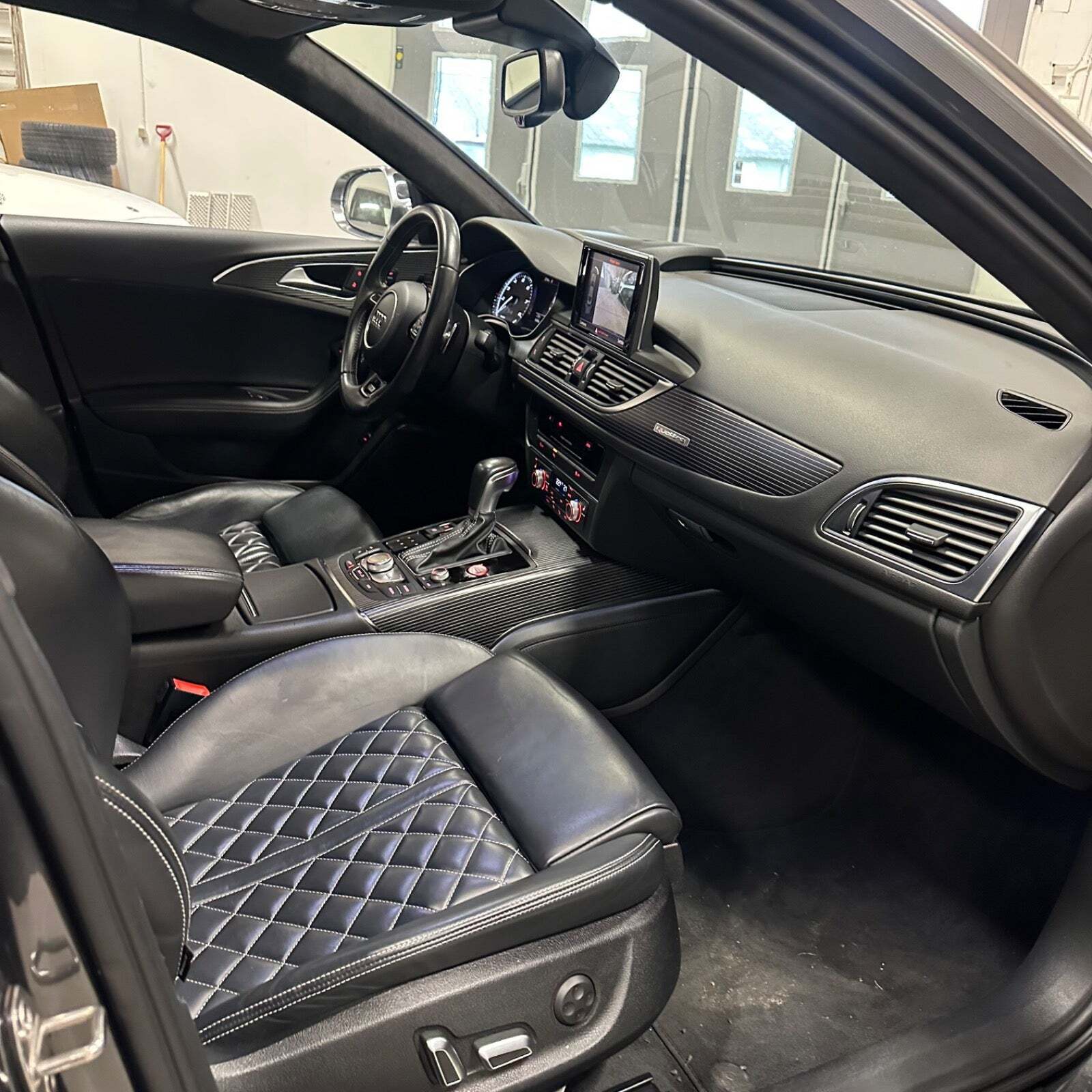 Grå Audi S6 fra 2015