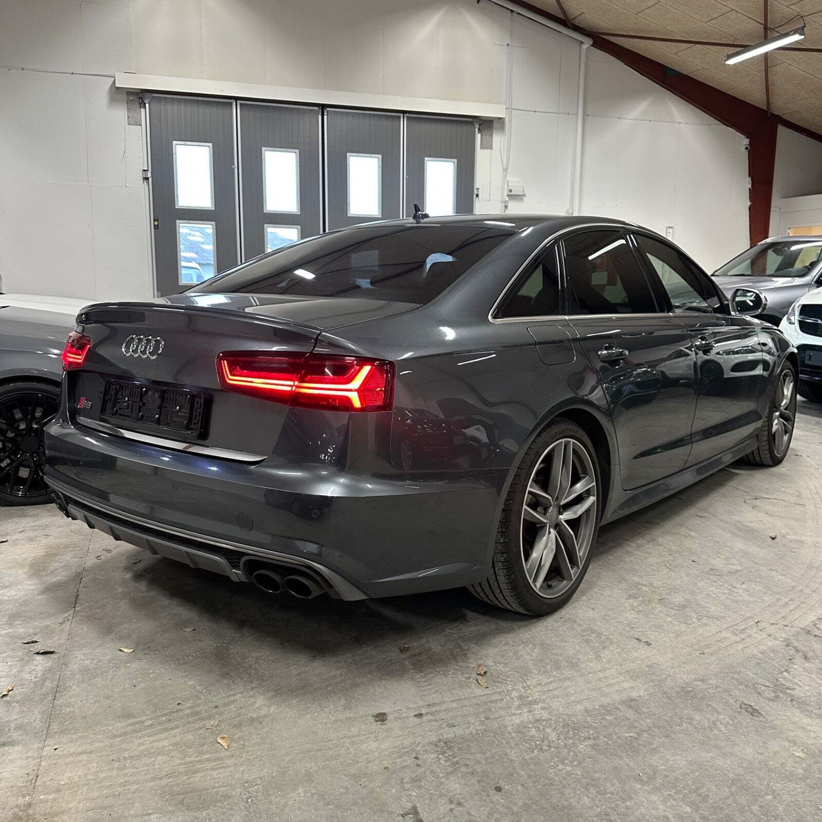 Grå Audi S6 fra 2015