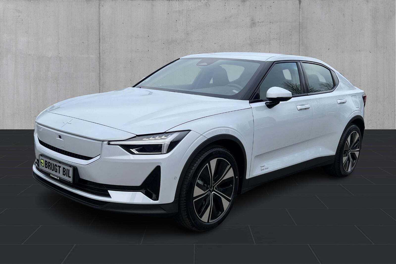 Grå Polestar 2 fra 2024 set udefra