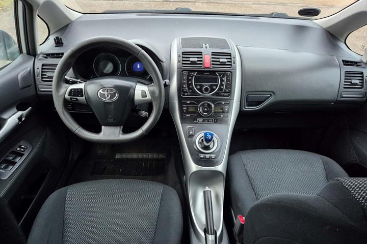 Grøn Toyota Auris fra 2010
