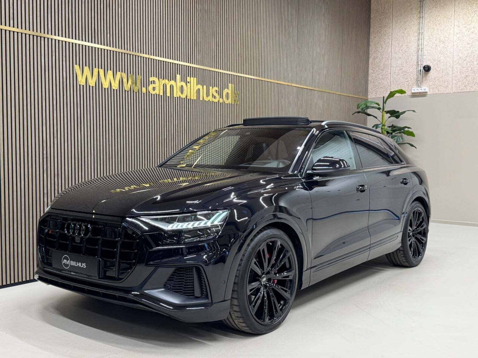 Sort Audi SQ8 fra 2022 set udefra